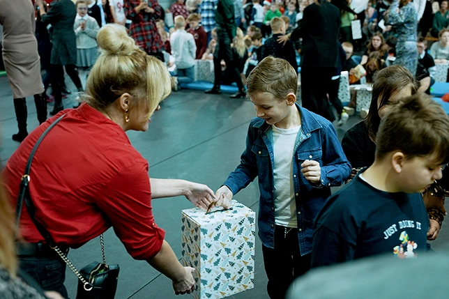 Eko-Okna ha consegnato i pacchi per la festa di Babbo Natale agli alunni di un istituto di Wodzisław